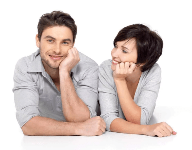 Bărbat și femeie mulțumiți după un curs de tratament pentru prostatita cu capsule de prostamină
