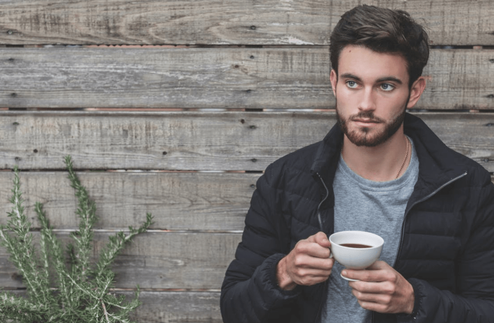 bărbat care bea ceai pentru a preveni prostatita