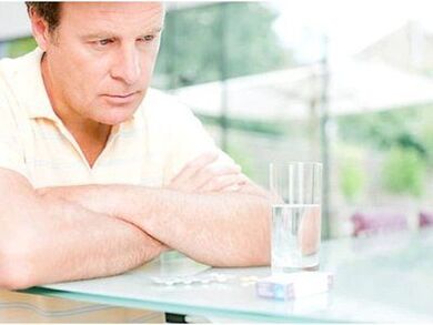 Un bărbat în vârstă este tratat pentru prostatită